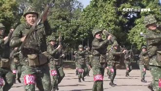 遇國軍擋路能借過？網勸：別害人被操