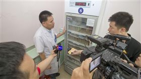 又傳疫苗造假  中國人民怒了中國大陸疫苗造假頻傳，最新爆發的狂犬病疫苗事件點燃人民怒火。圖為山西省疾病預防控制中心疫苗門診副主任賈春堂（右2）向媒體展示已經封存的長春長生狂犬病疫苗。（中新社提供）中央社　107年7月23日