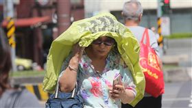 颱風影響　晴朗炎熱（2）強烈颱風瑪莉亞朝台灣來，中央氣象局預報，9日受颱風外圍沉降作用影響，大部分地區晴朗炎熱，西半部高溫約攝氏35、36度，東半部約33、34度。中央社記者鄭傑文攝　107年7月9日