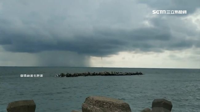 高雄外海驚現「雨瀑+水龍捲」雙奇景