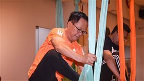 丁守中與國民黨籍議員參選人體驗空中瑜珈。 （圖／記者林敬旻攝）