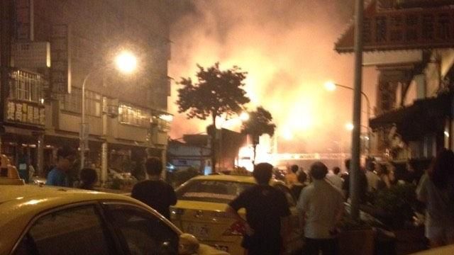 目睹氣爆路面炸飛　他跪爬淚找妻