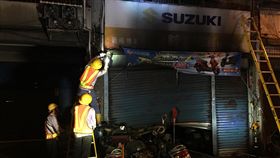 桃園龜山透天厝火警  5傷1命危（1）桃園市龜山鄉萬壽路二段一間透天厝，26日深夜發生火警，消防人員趕抵現場拉水線灌救，陸續從屋內救出6人，其中5人分別受到輕重傷，1人失去生命跡象，緊急送醫急救。中央社記者吳睿騏攝　107年7月27日