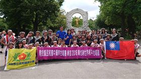 無懼中國施壓　民和國中合唱團獻唱維也納南投縣民和國中濁岸合唱團受邀在聯合國維也納國際中心的演出機會，因中國施壓遭取消，但團員以參加世界和平合唱節與維也納街頭快閃演出，仍讓國際聽見來自台灣原住民的天籟美聲。（彩霞教育基金會提供）中央社記者蕭博陽南投縣傳真　107年7月27日