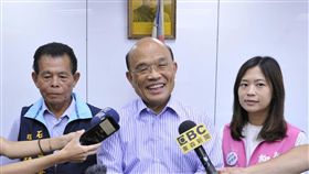 托育新政將上路　蘇貞昌：減輕父母負擔行政院26日宣布托育準公共化政策將在8月上路，民進黨新北市長參選人蘇貞昌（中）27日上午拜訪石門區農會受訪表示，行政院長賴清德為少子化找到解方，由政府大力補貼可以減輕年輕父母負擔。（蘇貞昌競選辦公室提供）中央社記者林長順傳真　107年7月27日