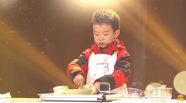 男童日包萬顆餛飩…一見爸媽淚灑舞台