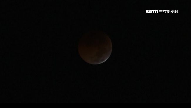 血紅月高掛嘉義夜空　網嚇：災難預兆