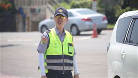 海祭溫度再飆高，瑞芳警行動補給抗熱浪。（圖／翻攝畫面）
