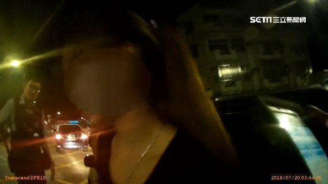 女毒蟲遇警拋媚眼！美人計求饒失效