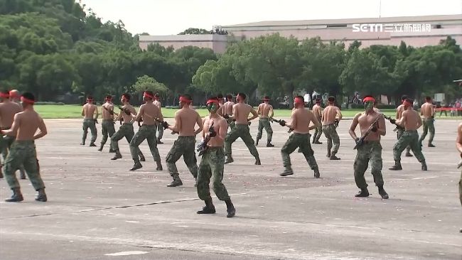 鐵漢戰技操演！神龍高空疊傘特技