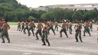 鐵漢戰技操演！神龍高空疊傘特技