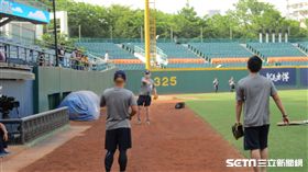 ▲中信兄弟總教練Cory Snyder（史耐德）傳接球。（圖／記者蕭保祥攝）