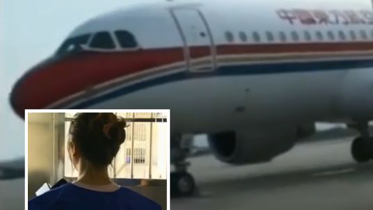 第一次搭機！女把逃生門當廁所門慘了
