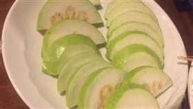 他吃火鍋樂夾「絲瓜」其實是芭樂（圖／翻攝自爆笑公社）