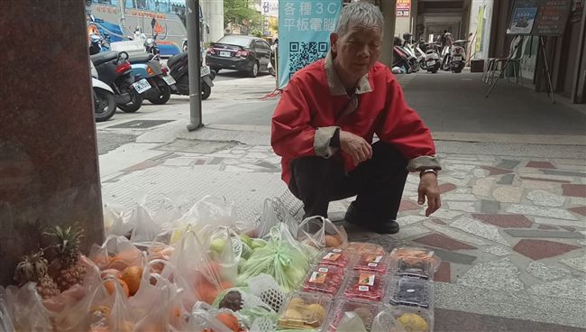老翁苦賣蔬果維生　一天賺不到三百元