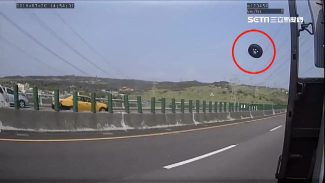 驚！國道天外飛「巨輪」連環砸車