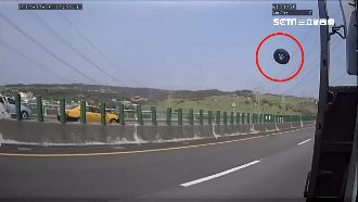 驚！國道天外飛「巨輪」連環砸車