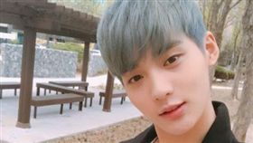 從選秀節目《MIXNINE》出道的「SPECTRUM」的20歲成員金桐潤突然爆出死訊。(翻攝推特)