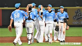 統一獅擊敗Lamigo桃猿。（圖／記者王怡翔攝）