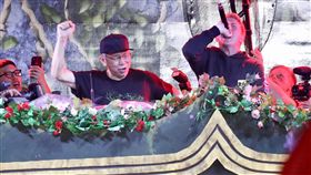 柯文哲輕裝現身電音祭典　盡情搖擺台北市長柯文哲（左2）28日晚間一身輕裝搭配棒球帽，現身台北大佳河濱公園參與大型電音祭典UNITE With Tomorrowland，在舞台上與DJ隨著動感音樂搖擺。中央社記者吳翊寧攝　107年7月28日