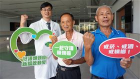 16:9
菸酒檳榔易刺激上消化呼吸道釀癌　醫籲當心台中榮總舉辦世界抗頭頸癌日活動，邀請病友分享抗癌經驗，耳鼻喉頭頸部主任王仲祺（左）並指出，菸、酒、檳榔易刺激喉咽上消化呼吸道造成癌化，上消化呼吸道若出現不明潰瘍、腫塊且超過一個月未癒，宜盡早就醫治療。中央社記者趙麗妍攝　107年7月28日