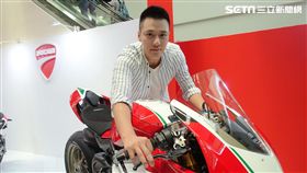 張睿家私下愛騎重機享受風馳電掣的快感。（圖／周子娛樂提供）