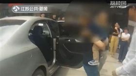 江蘇新聞,媽媽,拔車鑰匙,車門,上鎖,反鎖