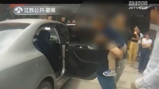 粗心媽把兒反鎖車內：20分鐘沒事的