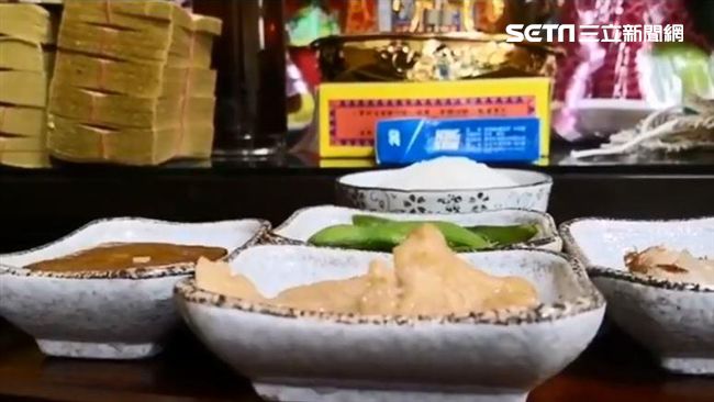 拜飯餐盤一直抖…神秘現象讓她哭了