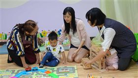 北市文山托育中心試辦定點臨托（1）台北市社會局在文山居家托育服務中心試辦「定點臨托」服務，盼能給年輕媽媽喘息空間。中央社記者梁珮綺攝  107年5月10日