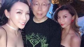 爆乳辣妹電音趴緊貼DJ柯P合照　男網友暴動喊：好羨慕！（圖／翻攝自臉書）