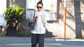 日前酒井法子被拍到一身休閒打扮走路回家。（圖／翻攝《女性自身》周刊）