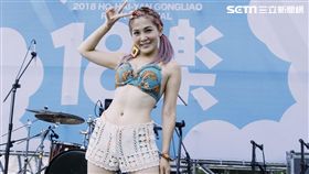 圓圓火辣比基尼主持海祭，讓觀眾、表演者行「注目禮」。（圖／喜歡音樂提供）