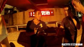 詹男販售安非他命給學生，警方率隊前往查緝，他先說女友全裸在家拒開門，後來又說自己與女友結婚在即，希望警方不要告訴女友，警方訊後將他依毒品罪送辦（翻攝畫面）