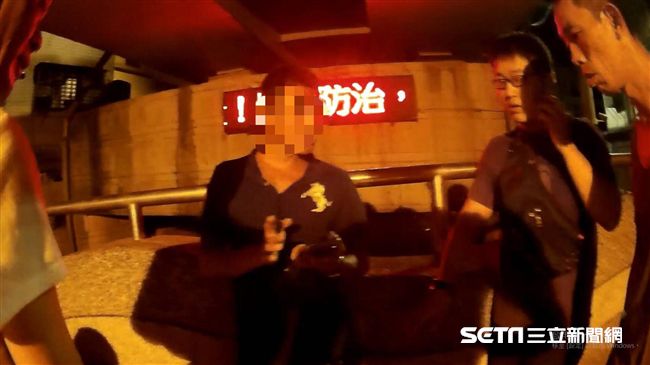 女友愛全裸拒開門　警方卻搜出這玩意