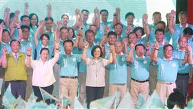 民進黨2018年輔選列車到嘉義縣民主進步黨2018年輔選列車29日到嘉義縣，身兼民進黨主席的總統蔡英文（前中）出席授旗給嘉義縣長參選人翁章梁（前左3），並一同高喊加油口號。中央社記者郭日曉攝　107年7月29日