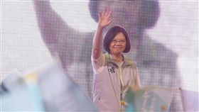 嘉義縣長候選人授旗誓師大會　總統出席民主進步黨2018年輔選列車28日起正式啟動，兼任民進黨主席的總統蔡英文（圖）29日首站來到嘉義縣，向台下民眾揮手致意。中央社記者郭日曉攝　107年7月29日