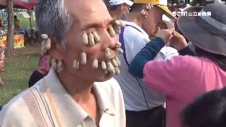 花生變「曬衣夾」　阿公淡定夾滿臉