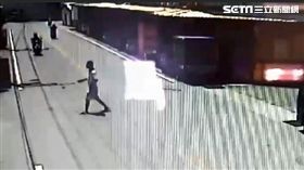 花蓮怪男當街持刀揮舞　所幸無人受傷
圖翻攝畫面