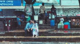 孟加拉攝影記者阿梅德（Jibon Ahmed）分享一張情侶雨中接吻照遭同事毆打還被辭職（圖／翻攝Jibon Ahmed臉書）