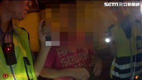 盧男穿戴自製的陰莖增大器出門，卻遭到警方路檢點，當場被搜出吸食器及安非他命，訊後依毒品罪送辦（翻攝畫面）
