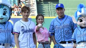 張立昂和葉星辰為富邦開球。（圖／記者王怡翔攝）