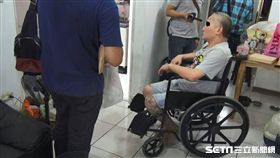 花男先前利用左腿石膏藏毒被識破，這次又故技重施，警方不信他一條腿斷2年多沒好，果然在天花板搜出毒品，全案訊後依毒品案送辦（翻攝畫面）