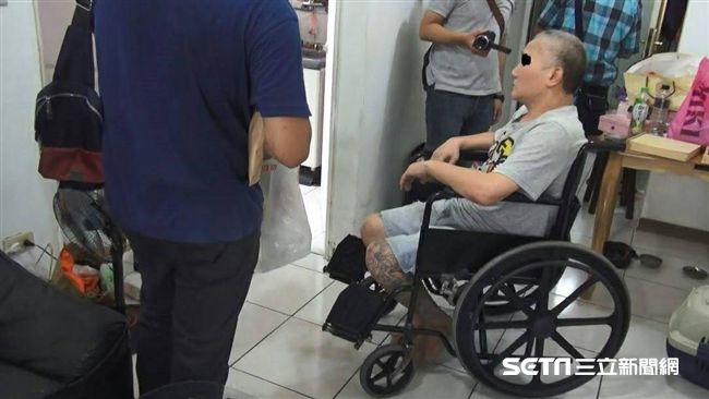 他一條腿斷3年　警從天花板搜出安毒
