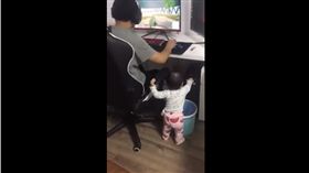 堪稱地表最強小三就非家中的女兒莫屬了！日前，有名網友在臉書社團「爆笑公社」上傳一段影片，小女孩誤觸關機鍵，正在打電動的爸爸僅轉過頭，摸了摸寶貝女兒的溫馨互動。(圖/翻攝自YouTube 爆料公社5.0)