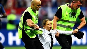 俄羅斯的龐克樂團「暴動小貓」（Pussy Riot）亂入世界盃足球賽冠軍戰（圖／翻攝自推特）