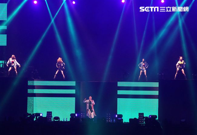 鹿希派吳睿軒上台表演。（記者邱榮吉/攝影）