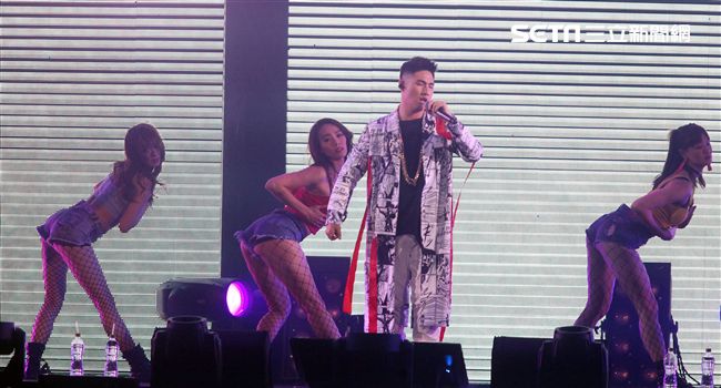 鹿希派吳睿軒上台表演。（記者邱榮吉/攝影）