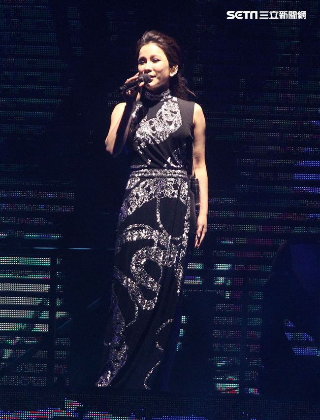 特別嘉賓溫嵐在演唱會與吳宗憲合唱經典情歌「屋頂｣、「窗外｣。（記者邱榮吉/攝影）