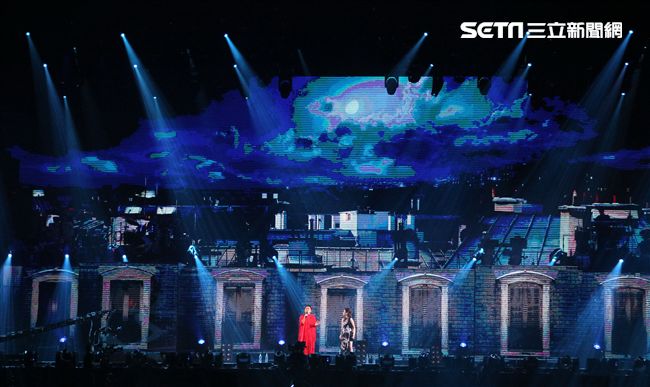 吳宗憲一連兩日在小巨蛋舉辦演唱會，特別嘉賓溫嵐在演唱會進行到中段時現身，與吳宗憲合唱經典情歌「屋頂｣